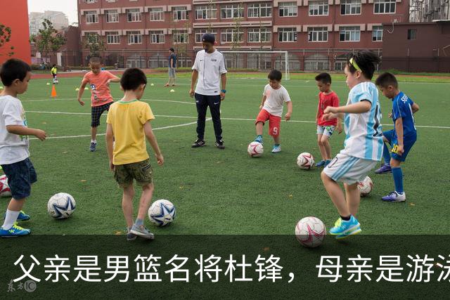 父亲是男篮名将杜锋，母亲是游泳健将，杜昆泽的篮球水平如何？